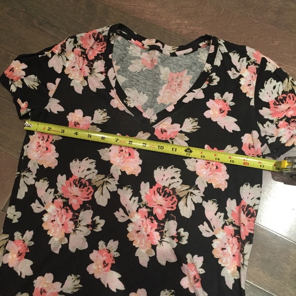 Urban Outfitters BDG Floral V-neck T-shirt - Picture 6 of 6